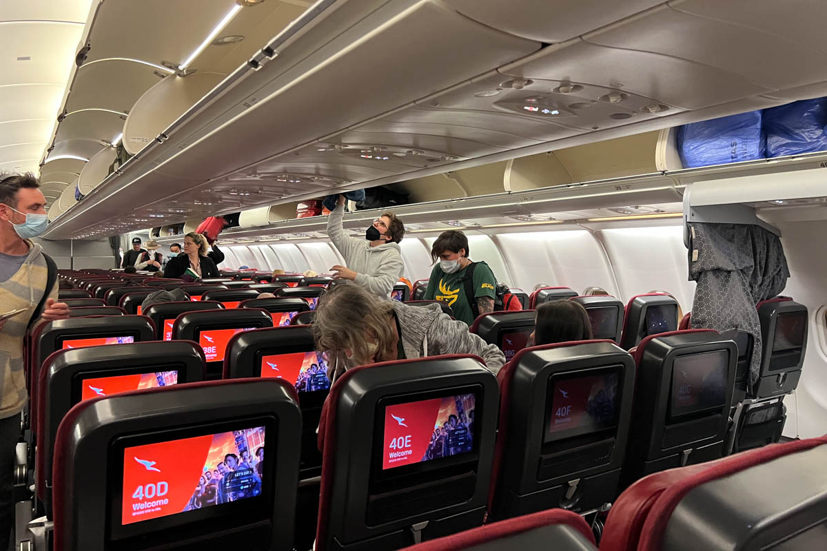 flying qantas economy class from sydney to honolulu