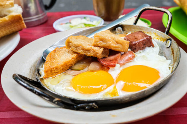 breakfast at bánh mì hòa mã district 3
