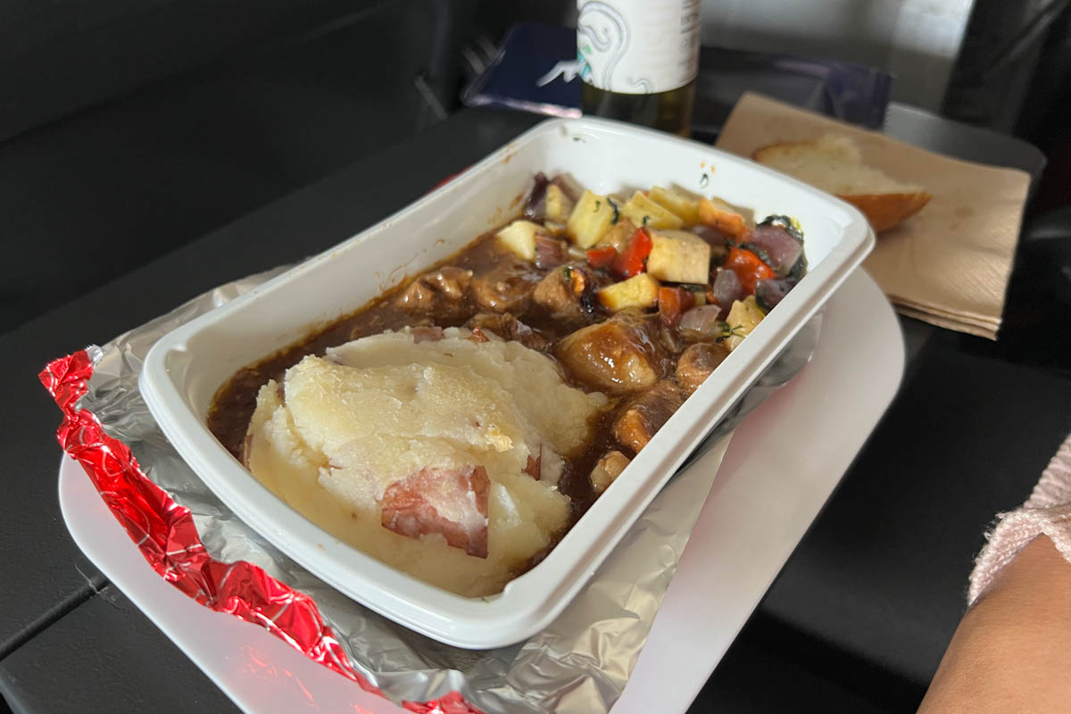 flying qantas economy class from honolulu to sydney