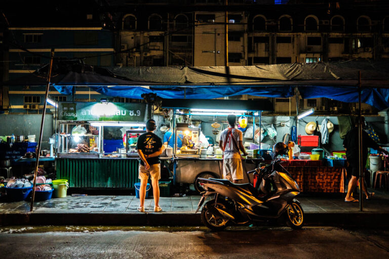 Yasothon Duck Larb, Silom