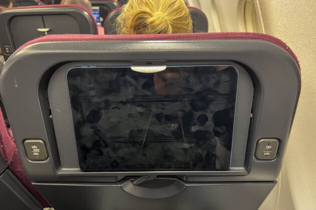 flying qantas economy class from singapore to melbourne